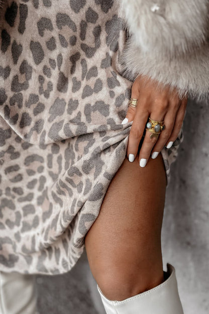 Minivestido con cuello de pico y estampado de leopardo gris de corte holgado