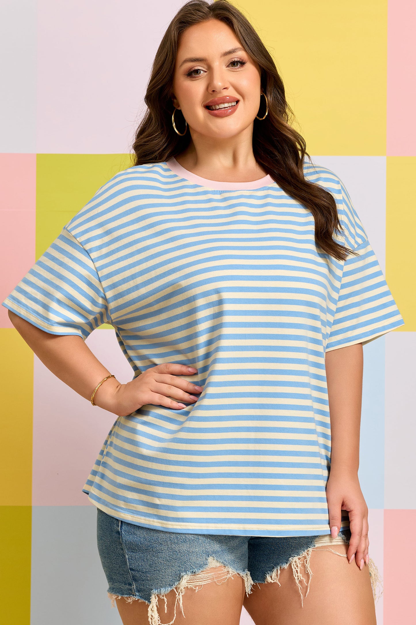 Camiseta de talla grande con rayas celestes, hombros caídos y ribete en contraste con cuello redondo