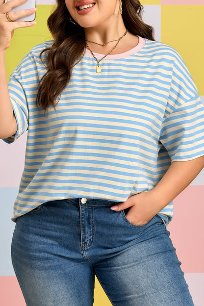 Camiseta de talla grande con rayas celestes, hombros caídos y ribete en contraste con cuello redondo