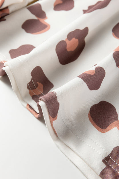 Pantalones sueltos de chándal color beige con estampado de leopardo y bolsillos de parche
