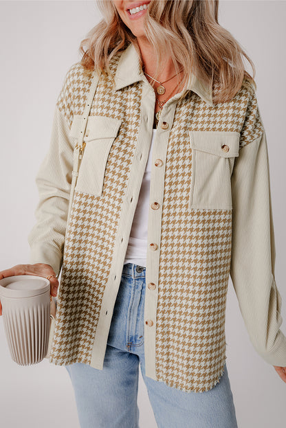 Chaqueta de pana de pata de gallo estilo shacket con bolsillos de solapa en color pergamino