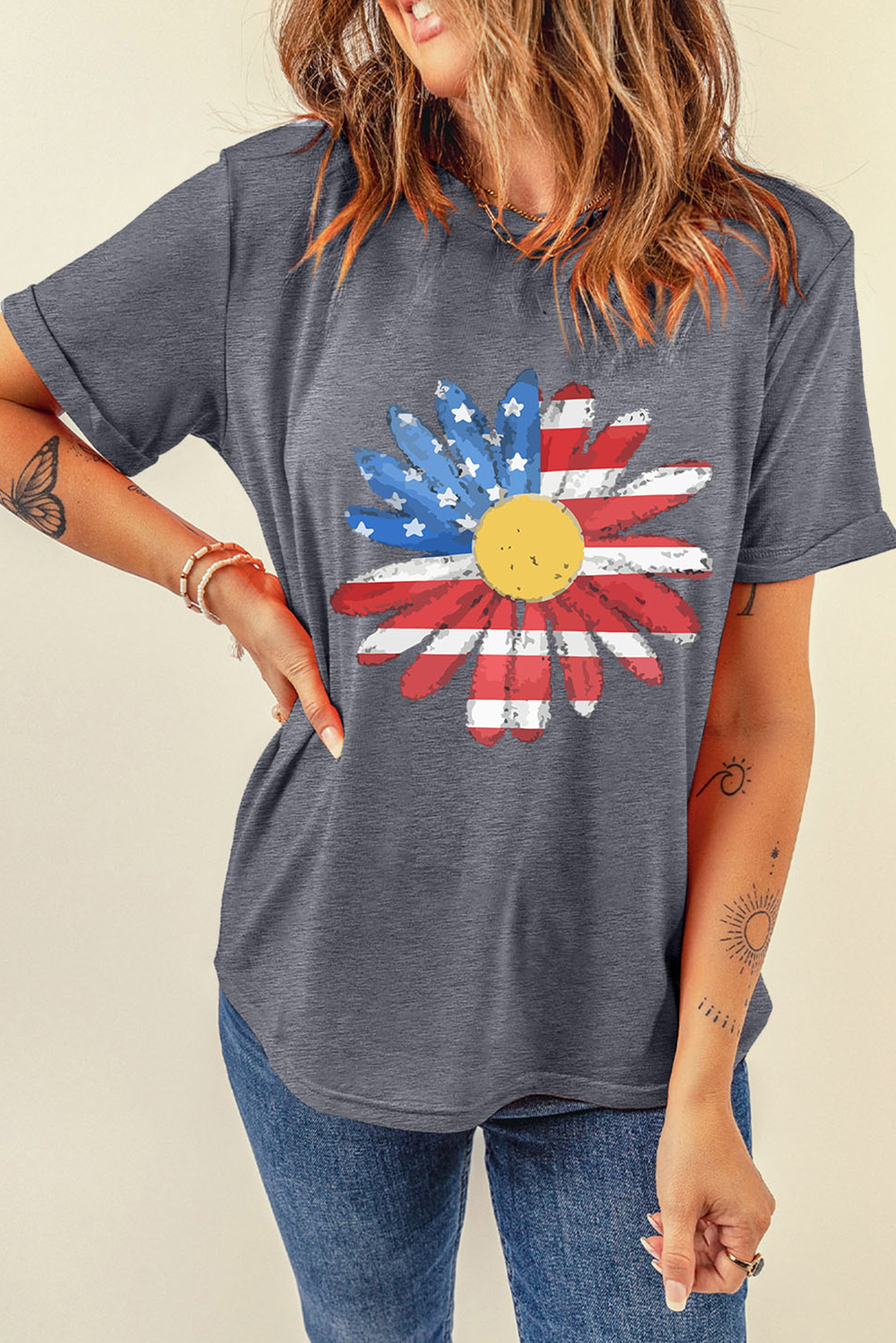 Camiseta con cuello redondo y estampado de girasol con diseño de bandera gris