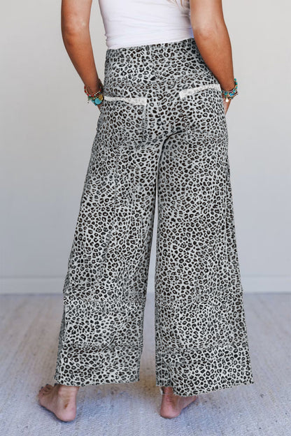 Pantalones anchos de punto de felpa con estampado animal gris