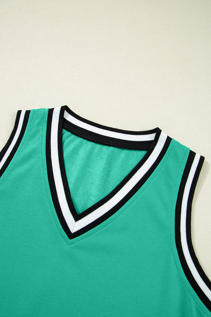 Minivestido con cuello en V, sin mangas, de color verde menta con ribete de contraste.