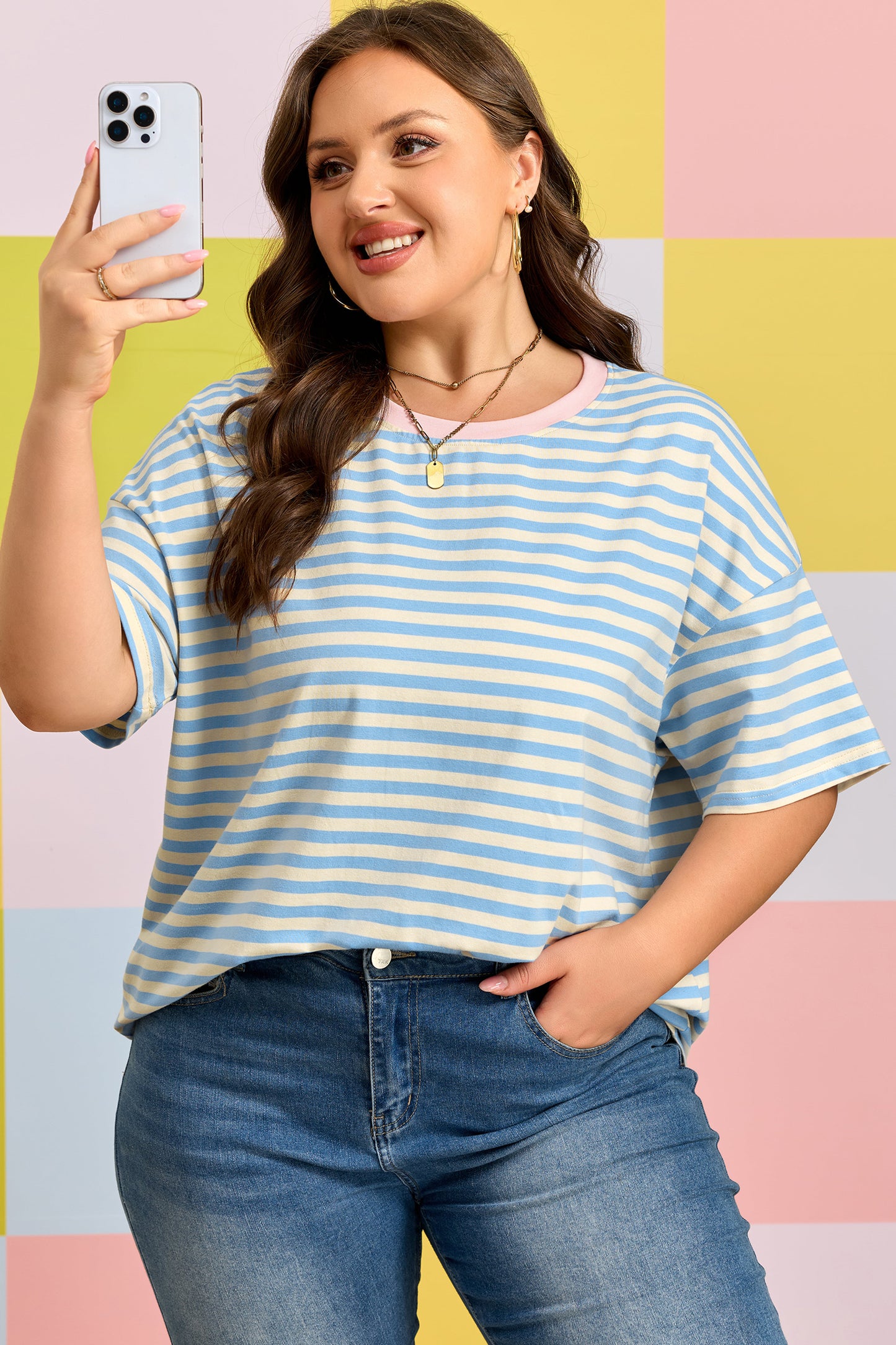 Camiseta de talla grande con rayas celestes, hombros caídos y ribete en contraste con cuello redondo