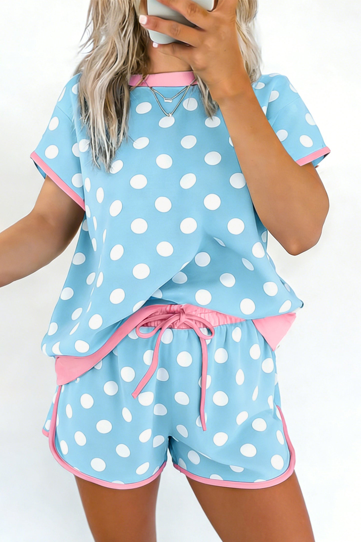 Conjunto casual corto azul cielo con lunares y borde en contraste