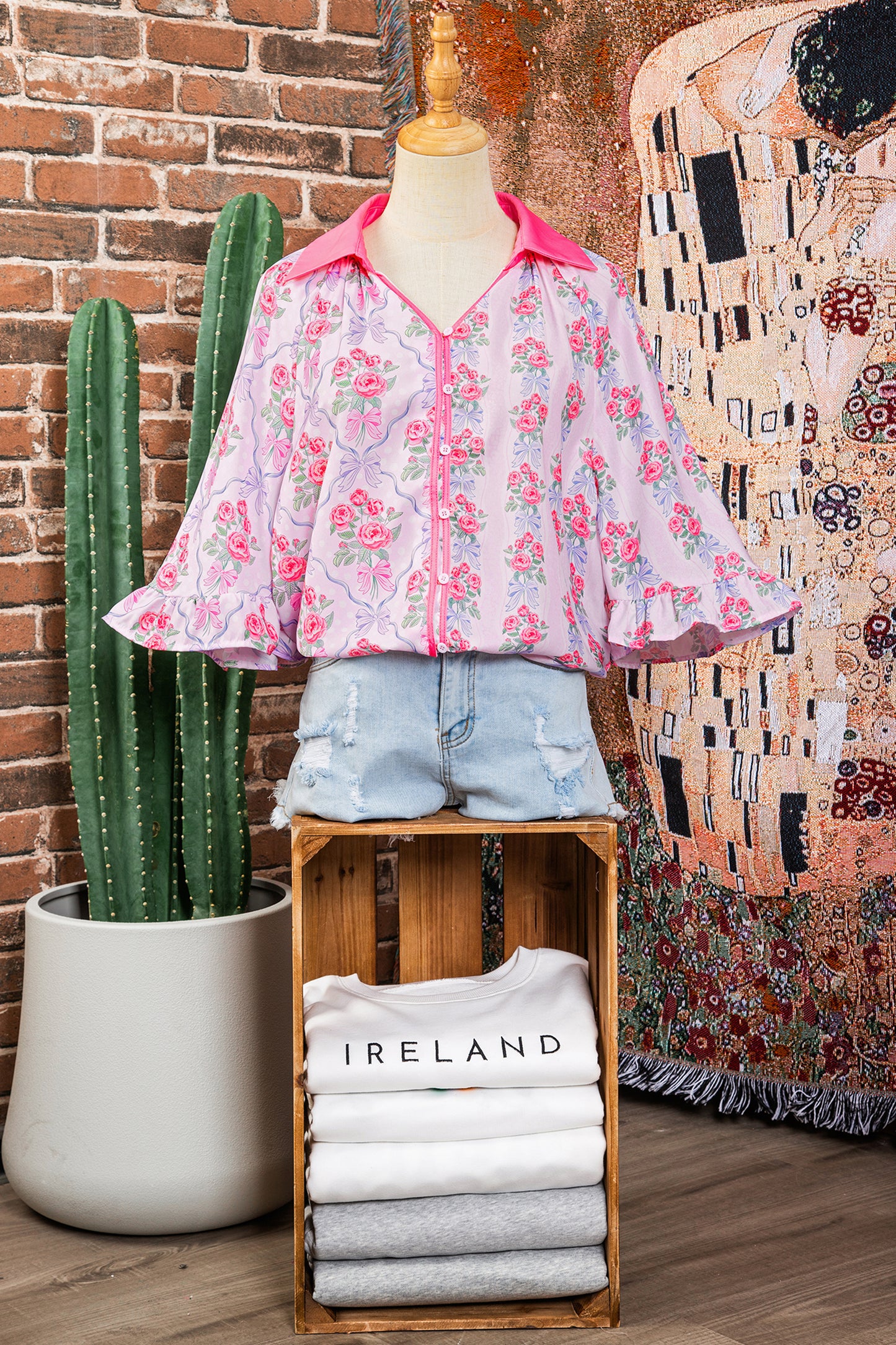 Camisa de media manga con cuello y volantes, con estampado floral morado