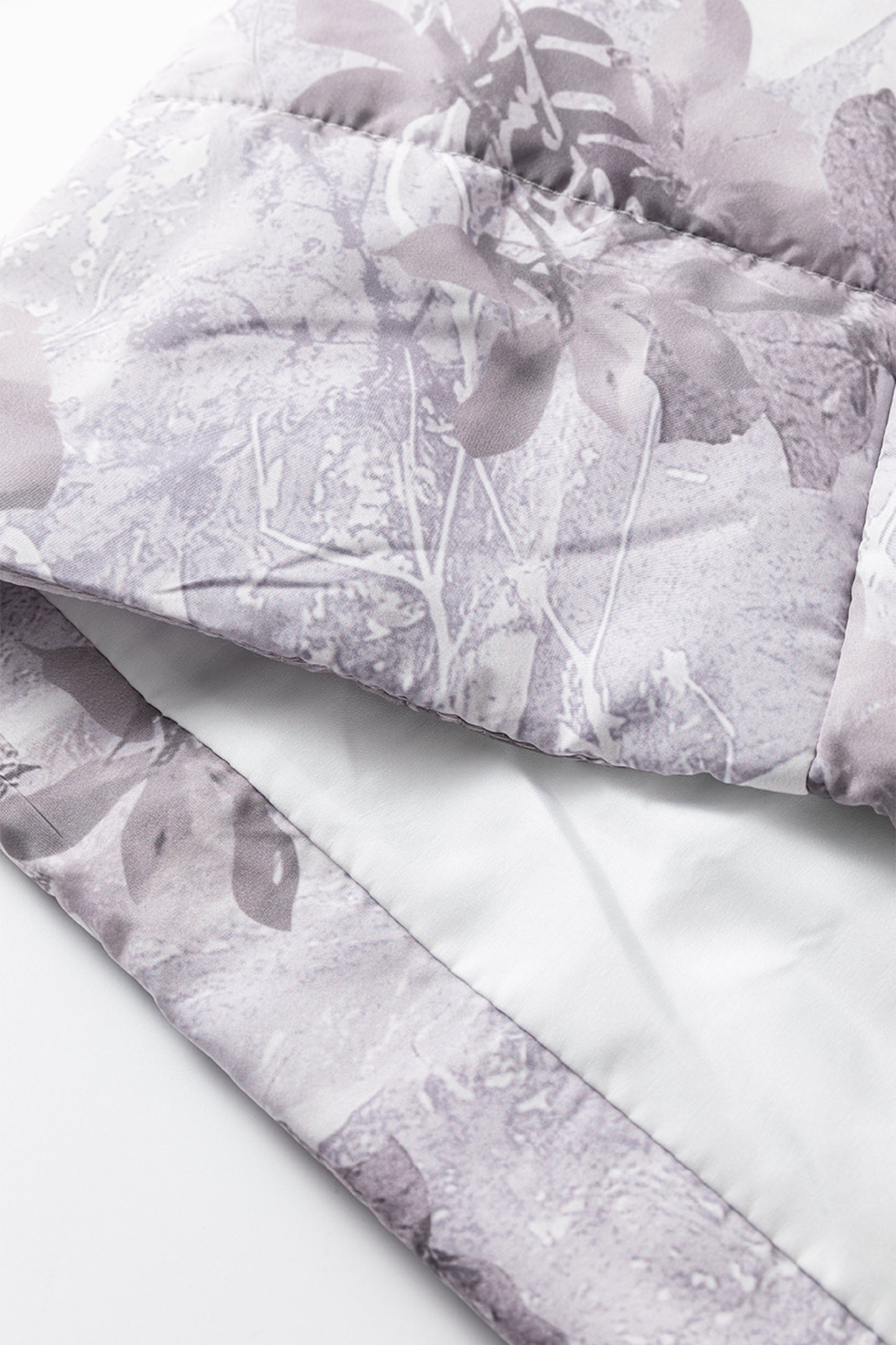 Chaleco acolchado de invierno con estampado de hojas de camuflaje gris