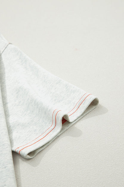 Camiseta reversible gris claro con costuras en contraste