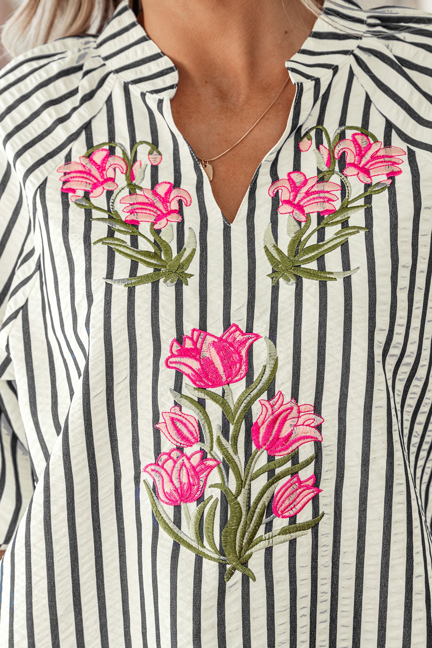Blusa de manga corta con cuello en V, bordado floral de rayas azules