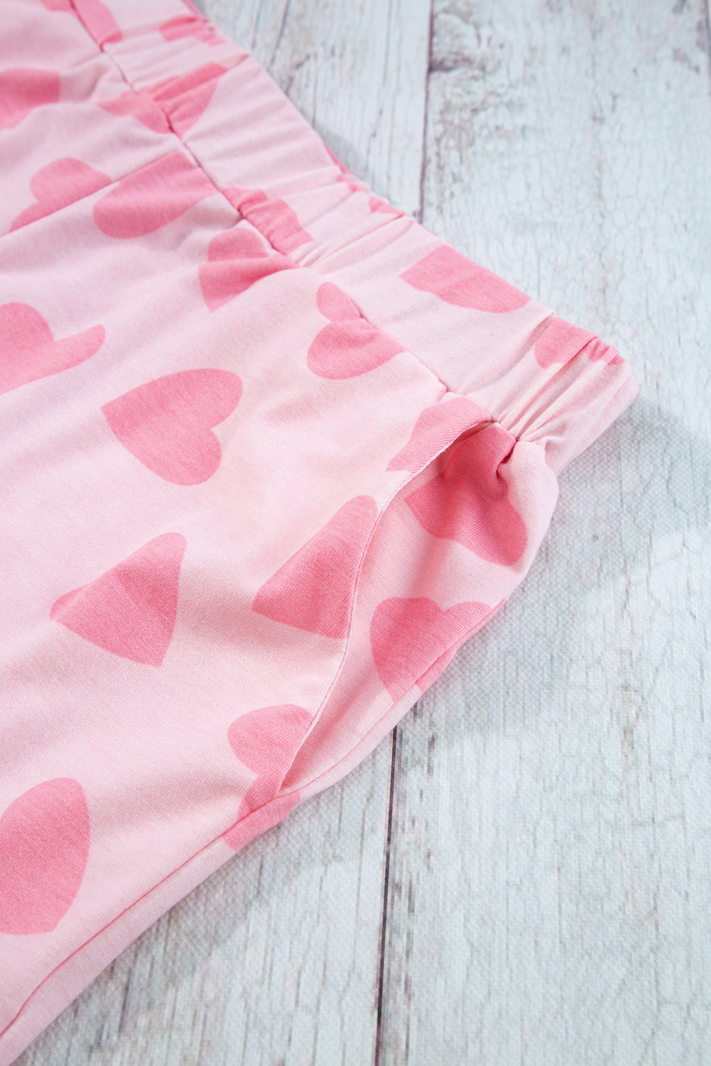 Conjunto de salón de top de manga larga y pantalón corto con estampado de corazones rosas de San Valentín