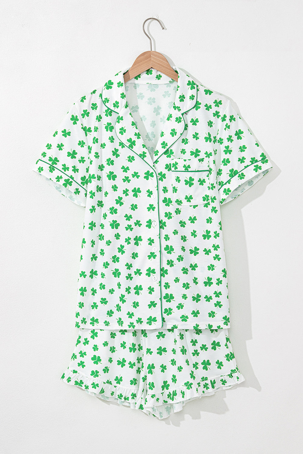 Conjunto de pijama de manga corta con estampado de trébol verde y pantalón corto con volantes