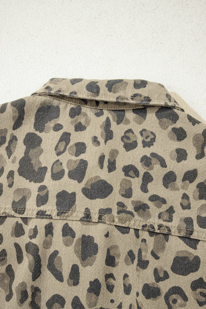 Chaqueta vaquera color caqui con estampado retro de leopardo y detalles de costura con botones