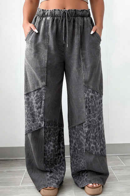 Pantalones de pernera ancha con estampado de leopardo y lavado mineral en gris oscuro de talla grande
