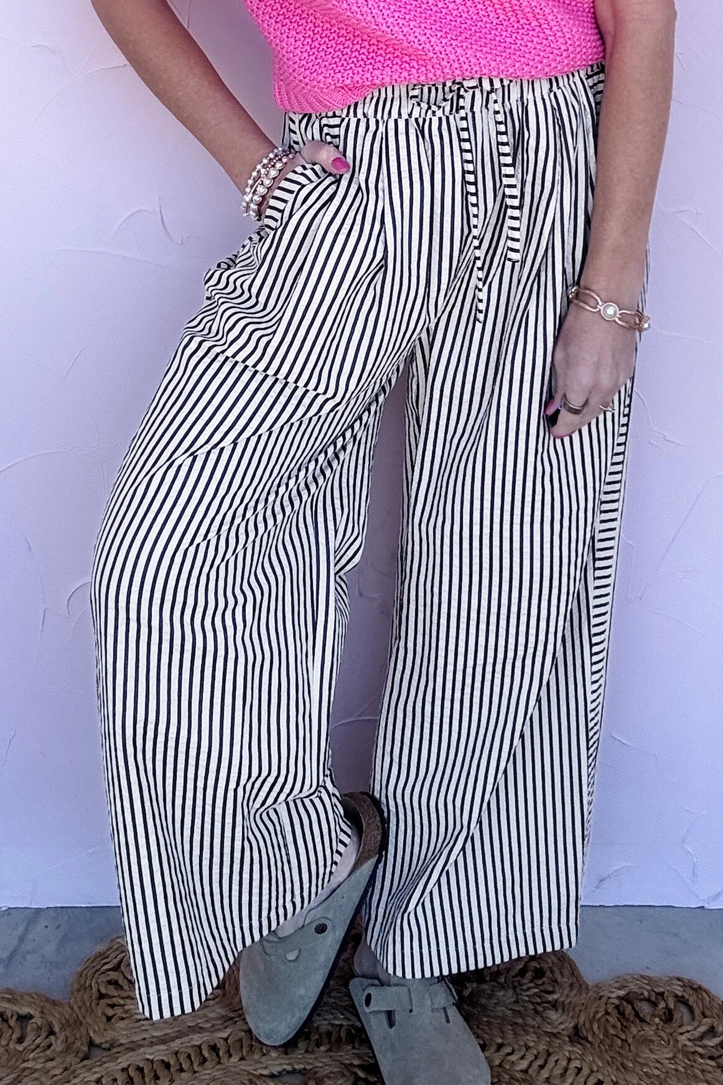 Pantalones casuales negros de pernera ancha con raya