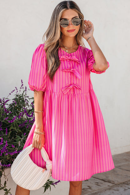 Minivestido con lazo y detalle de manga corta abullonada con estampado de rayas rosas