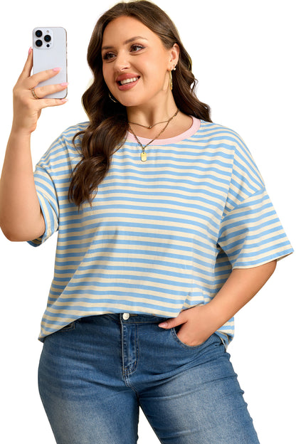 Camiseta de talla grande con rayas celestes, hombros caídos y ribete en contraste con cuello redondo