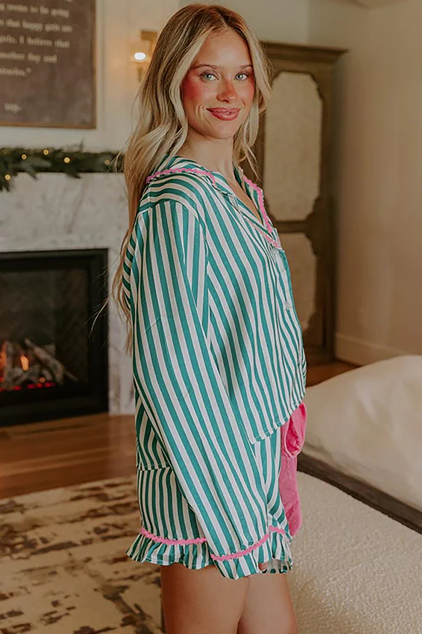 Conjunto de pijama de camiseta de manga larga y pantalón corto fruncido con cordón, ribete de ricrac en contraste de raya verde