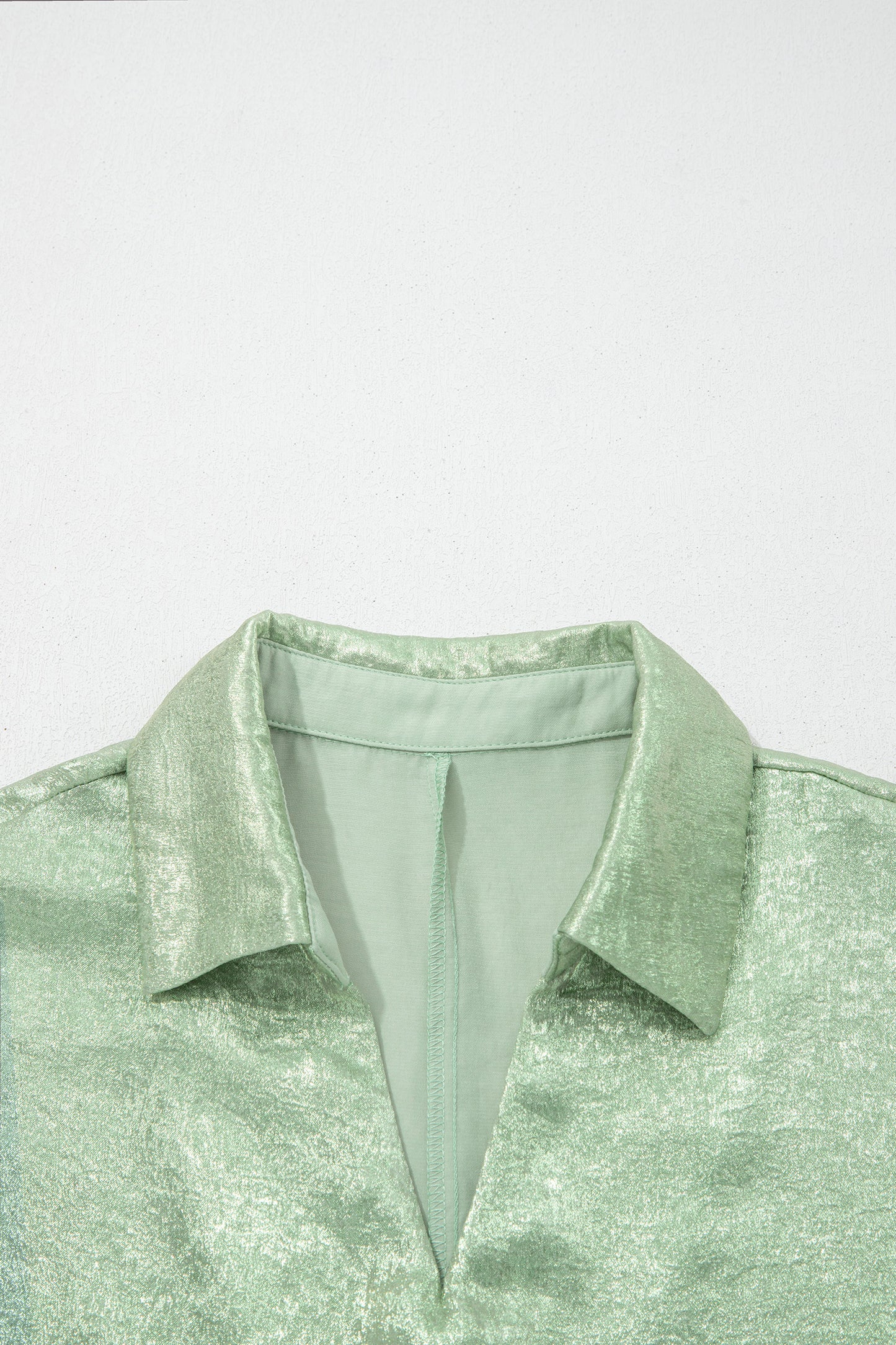 Top metálico de manga tres cuartos con cuello en V en color Aqua