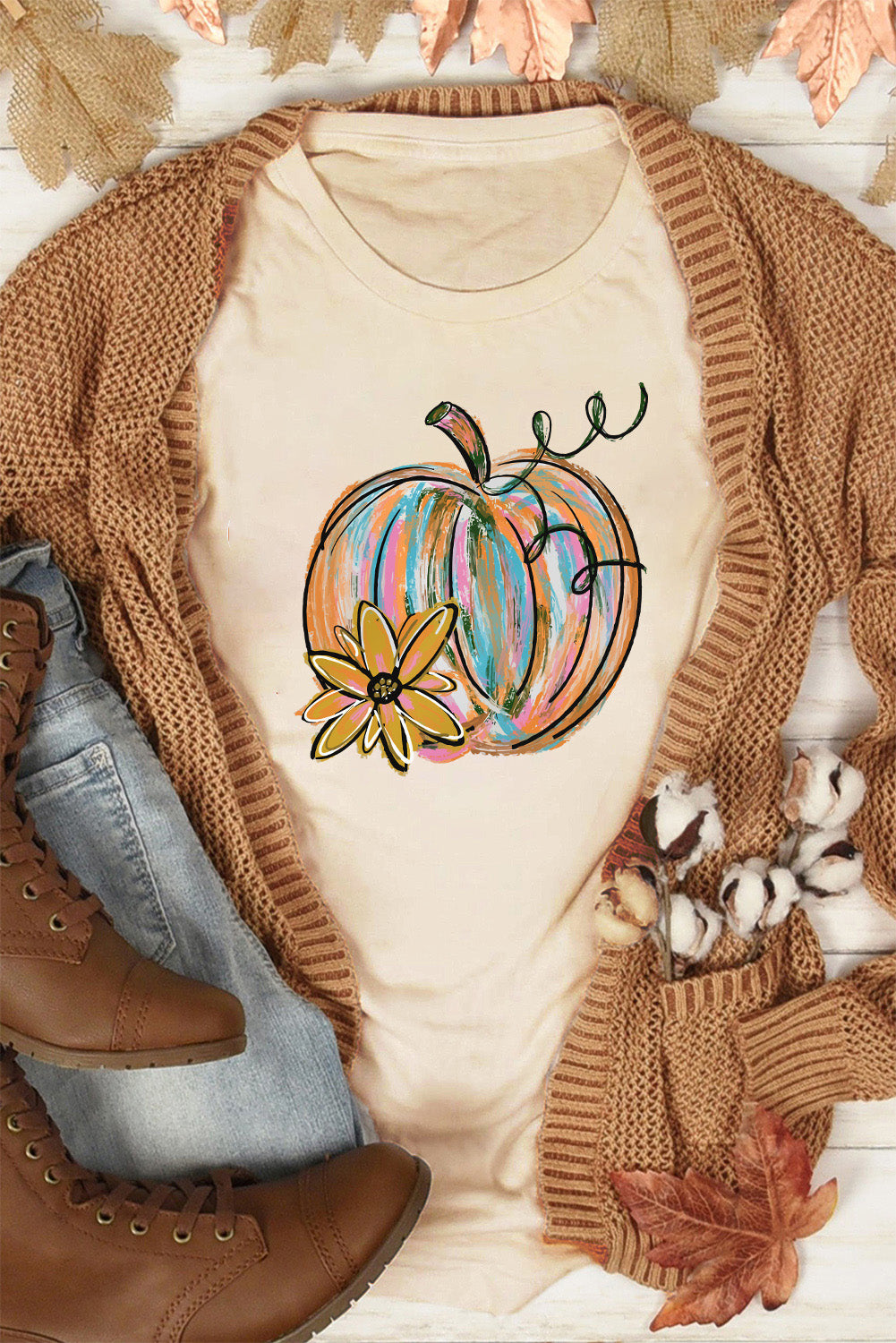 Camiseta color caqui con diseño de calabaza y flores
