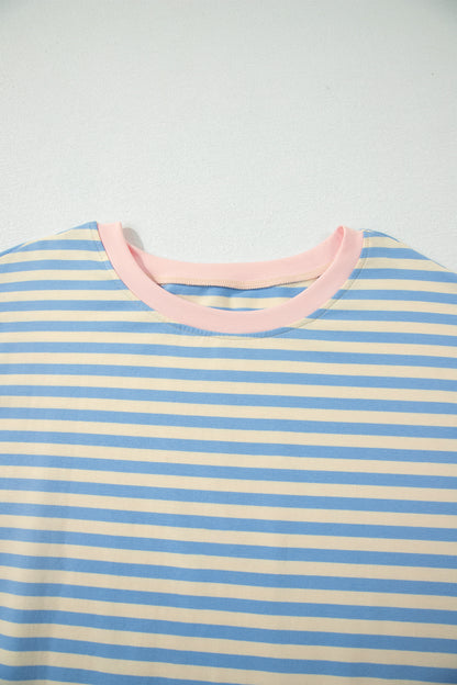 Camiseta de talla grande con rayas celestes, hombros caídos y ribete en contraste con cuello redondo