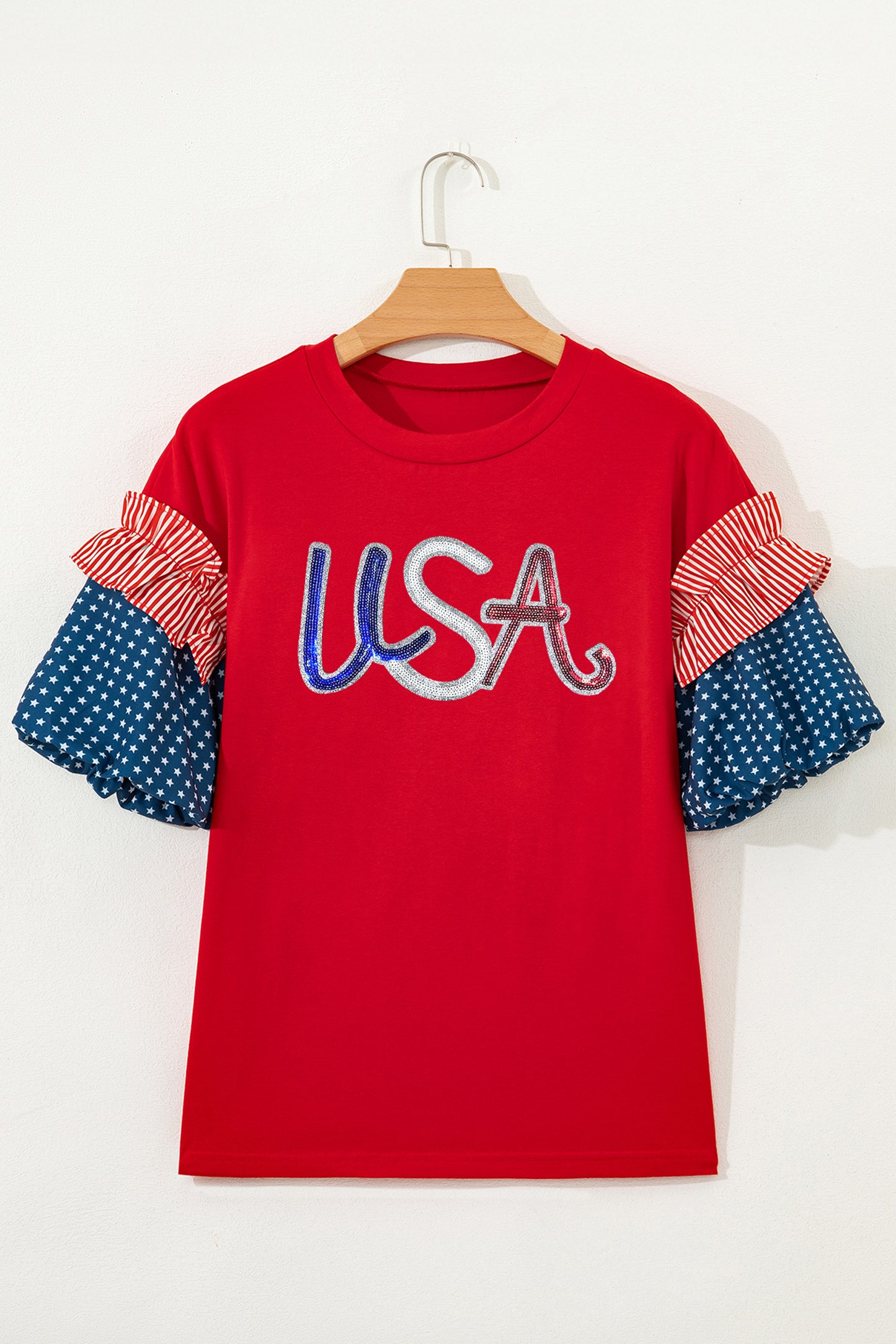 Top de manga con empalme en contraste patriótico con letras de USA en lentejuelas rojas ardientes