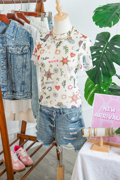 Top de malla transparente con estampado del oeste y el texto "LOVE WILD DREAMER" en blanco