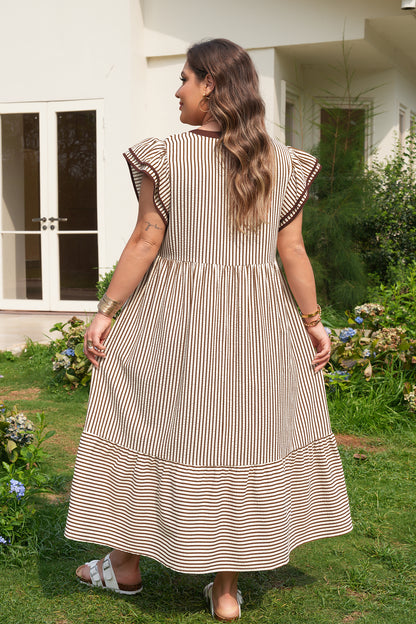 Vestido maxi con estampado de rayas marrones, tallas grandes, cuello en V con abertura y mangas con volantes escalonados