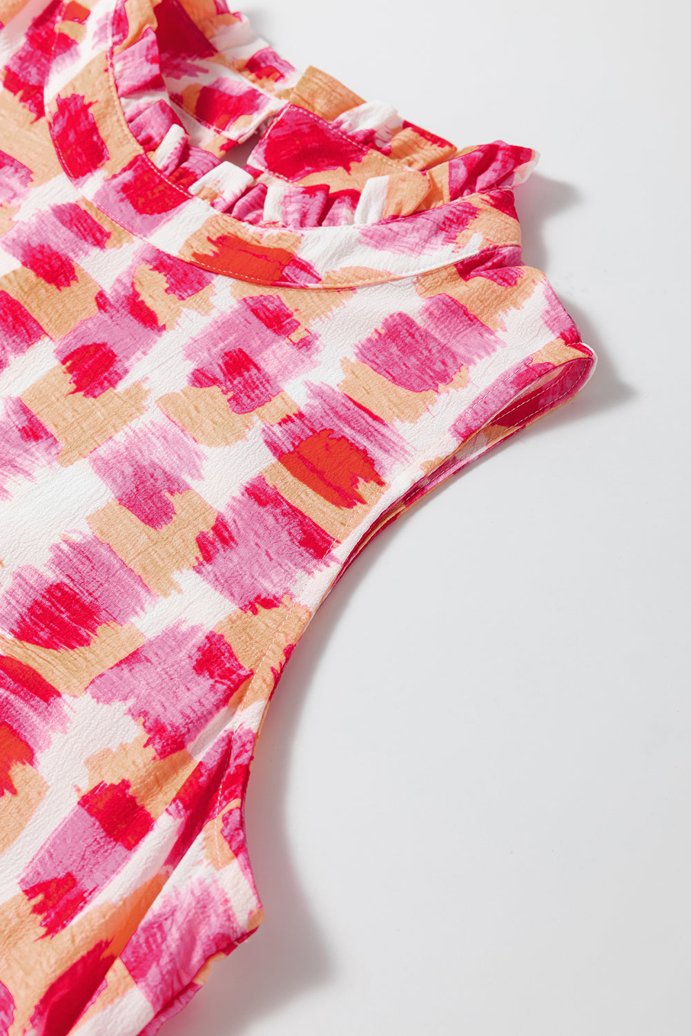 Vestido Mini Sin Mangas con Volantes en el Cuello y Estampado Abstracto Rosa