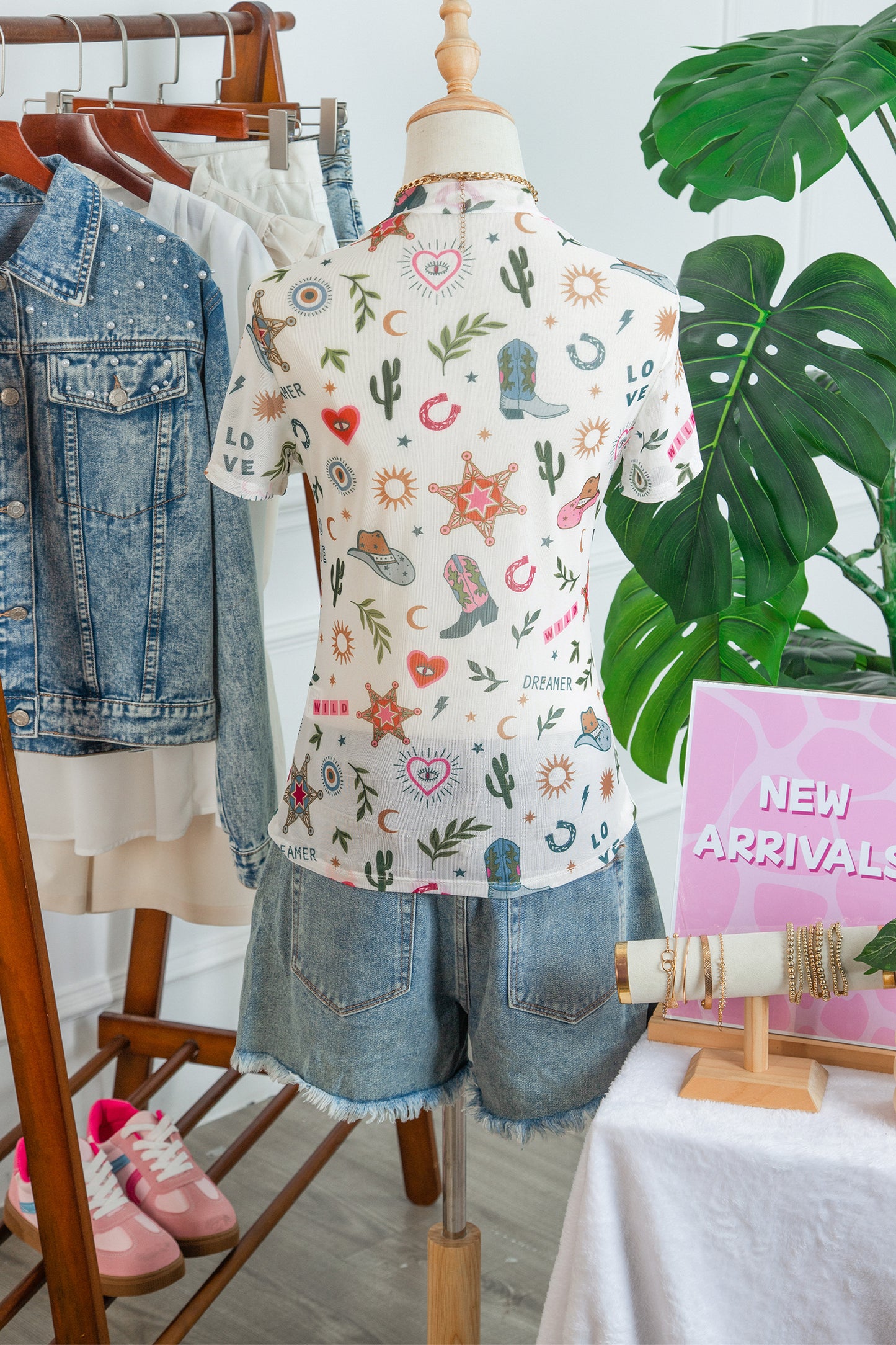 Top de malla transparente con estampado del oeste y el texto "LOVE WILD DREAMER" en blanco