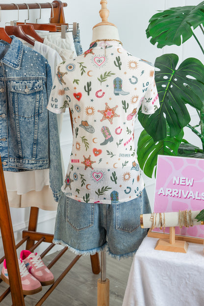 Top de malla transparente con estampado del oeste y el texto "LOVE WILD DREAMER" en blanco