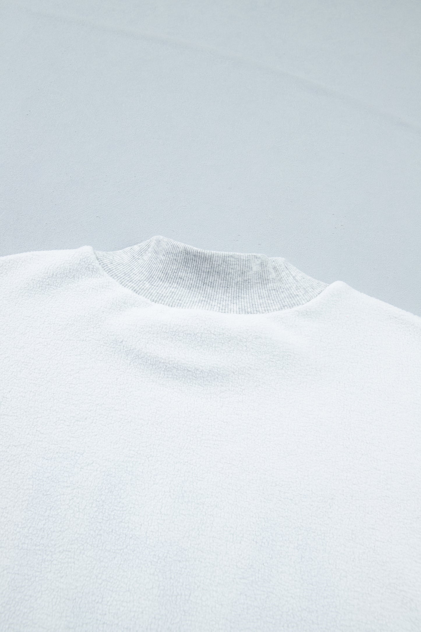 Sudadera gris claro con cuello simulado y gráfico reversible de EE. UU./América