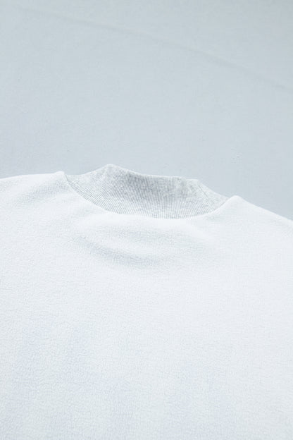 Sudadera gris claro con cuello simulado y gráfico reversible de EE. UU./América