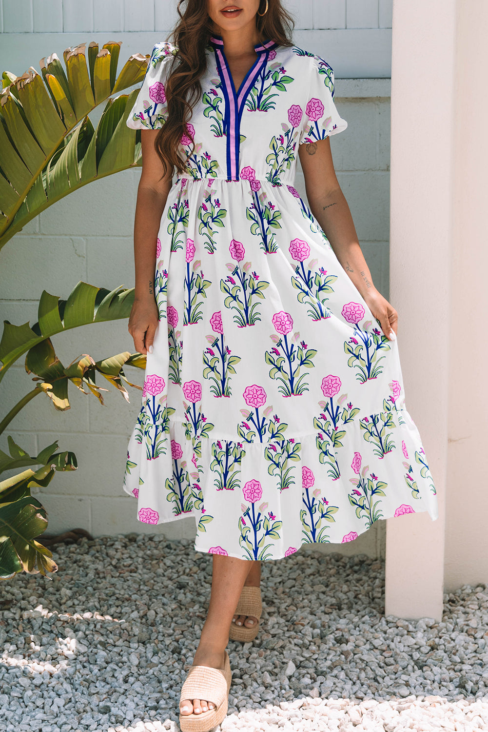 Vestido maxi blanco floral con mangas abullonadas cortas, escote en V y cintura alta
