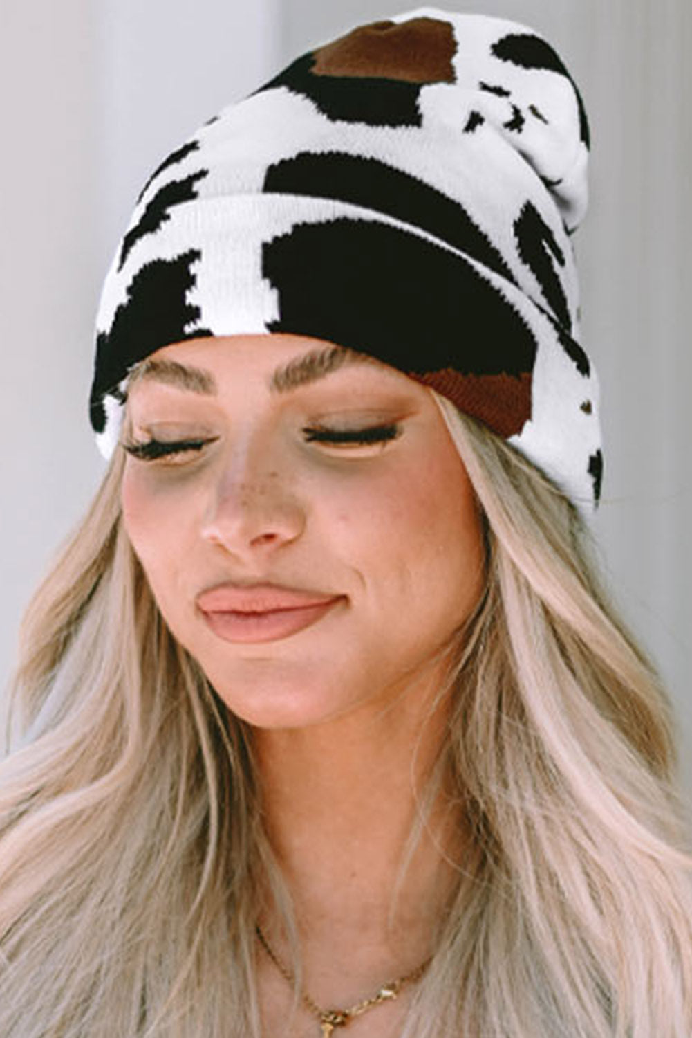 Gorro cálido con estampado de manchas de vaca en negro