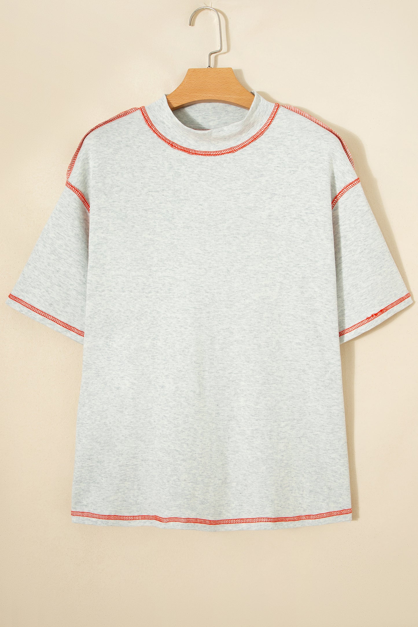 Camiseta reversible gris claro con costuras en contraste