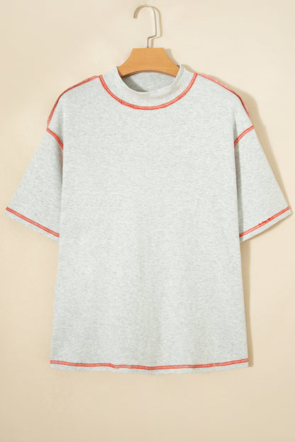 Camiseta reversible gris claro con costuras en contraste