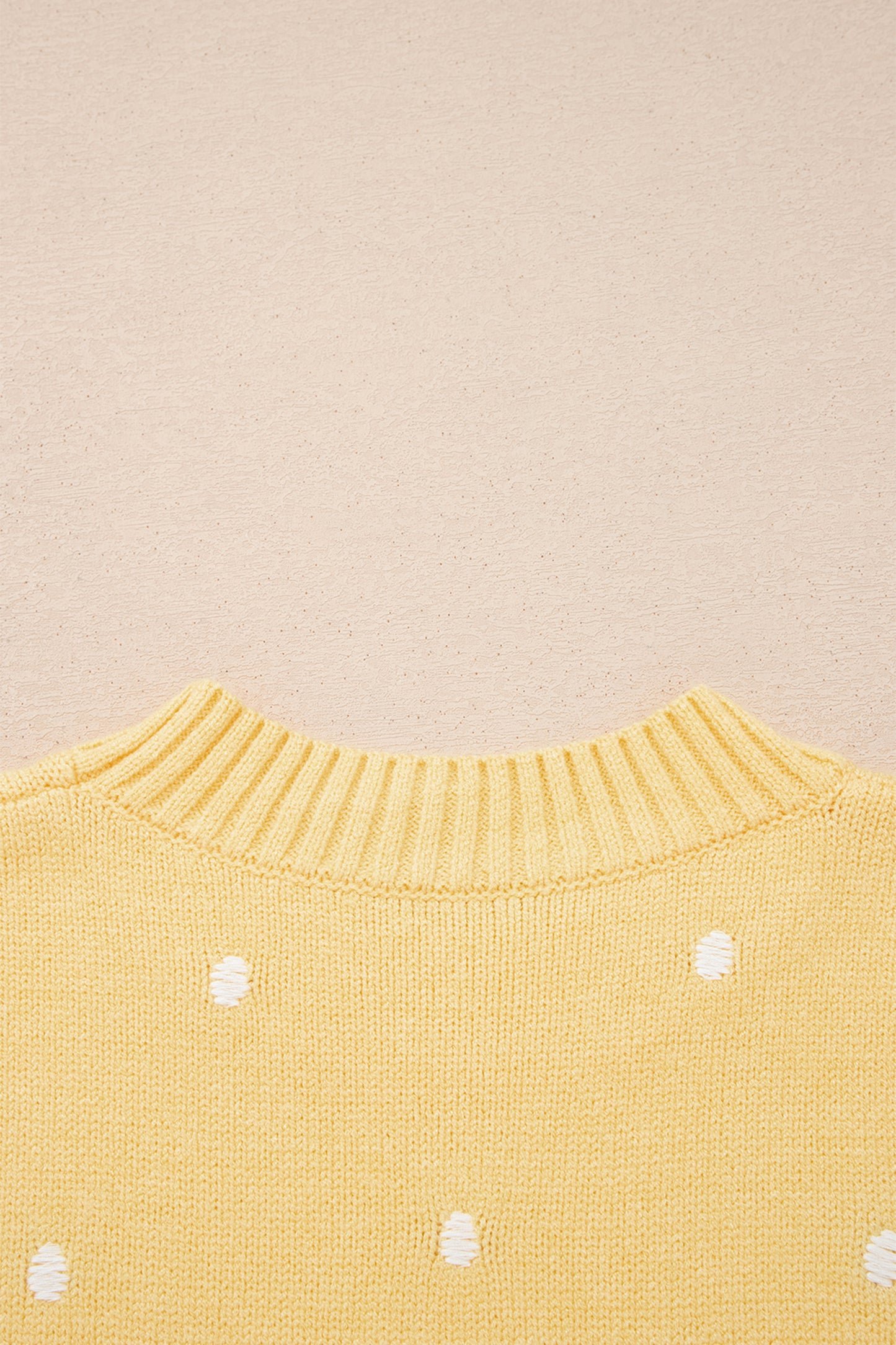 Suéter amarillo crema elegante de manga corta abullonada con lunares
