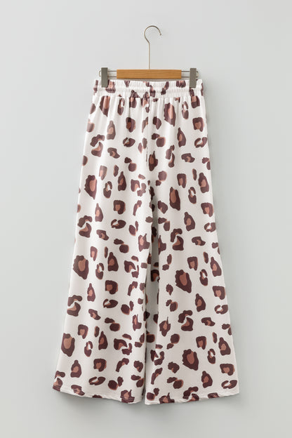 Pantalones sueltos de chándal color beige con estampado de leopardo y bolsillos de parche
