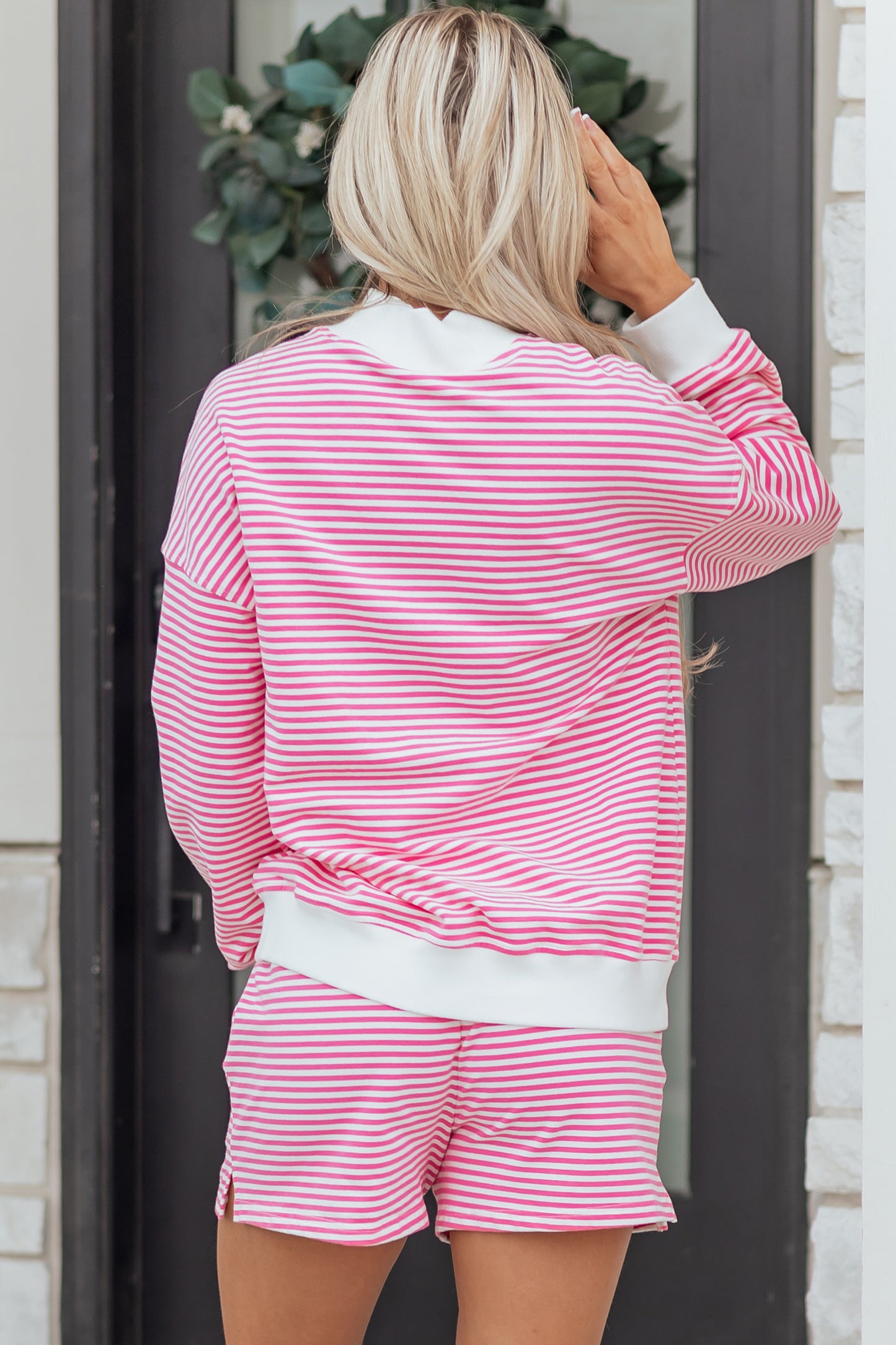 Conjunto de sudadera de cuello alto y shorts oversize con rayas rosas