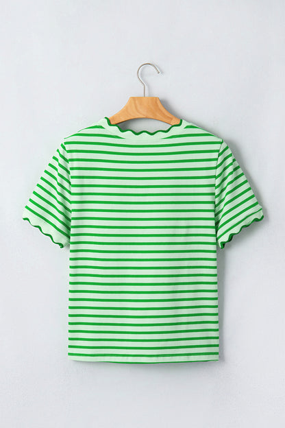 Camiseta de cuello redondo con ribete festoneado de rayas verdes