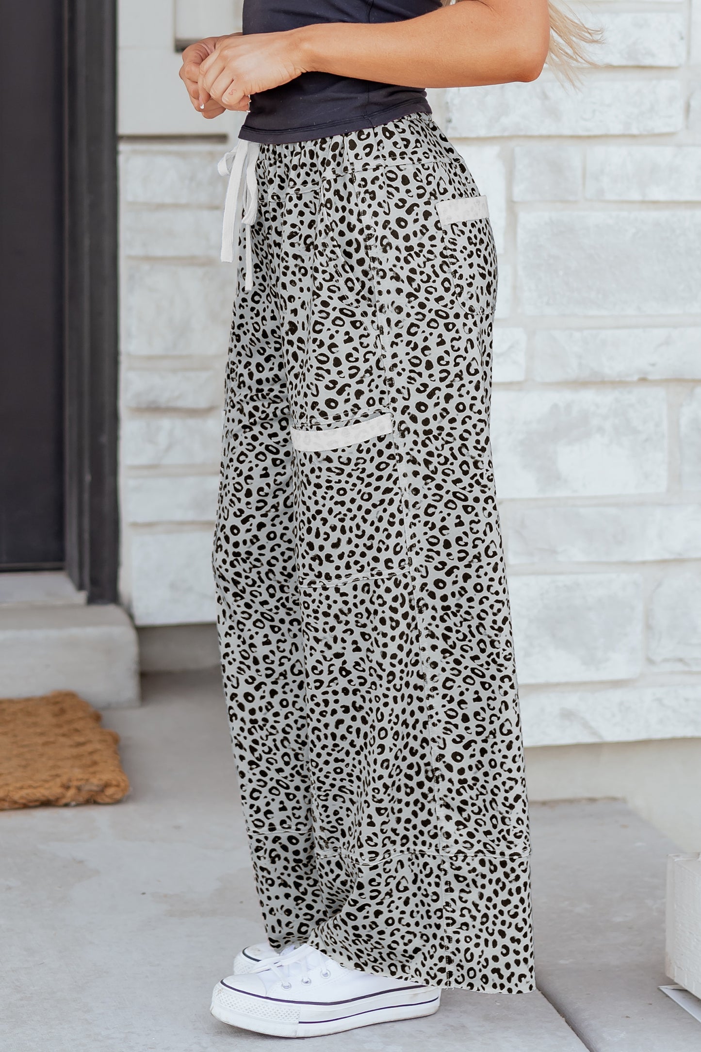 Pantalones anchos de punto de felpa con estampado animal gris