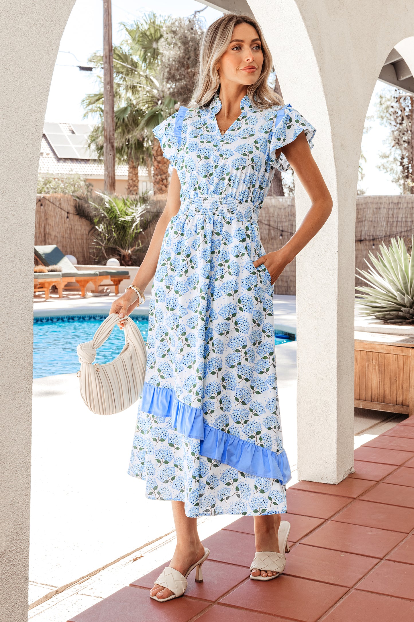 Vestido largo de manga corta con volantes y estampado floral de hortensias azul cielo