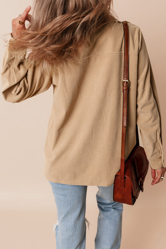 Chaqueta camisera de pana sólida con volantes, bolsillos con solapa y botones, color beige francés claro