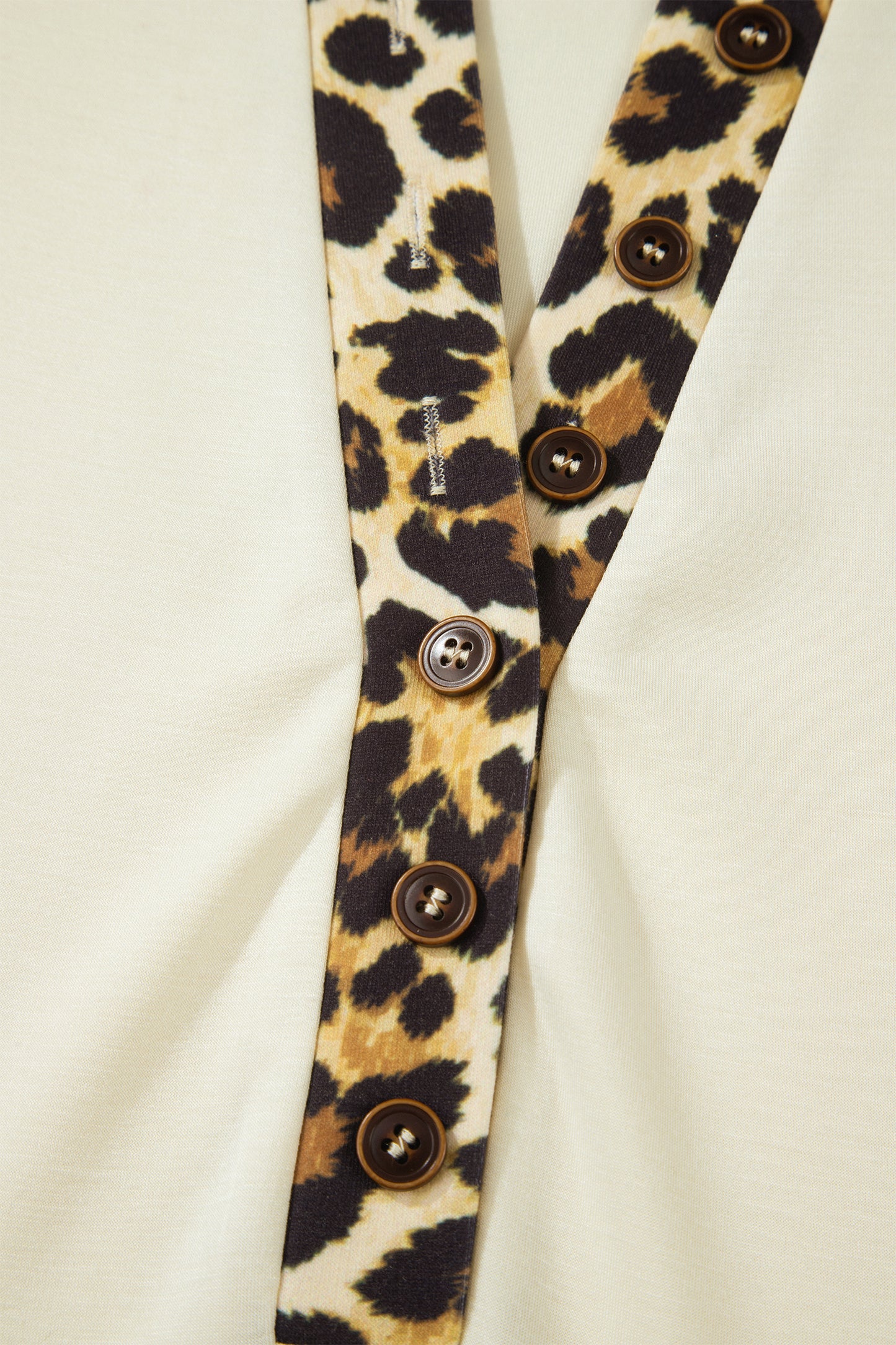 Camiseta polo beige de talla grande con estampado de leopardo y retales en contraste