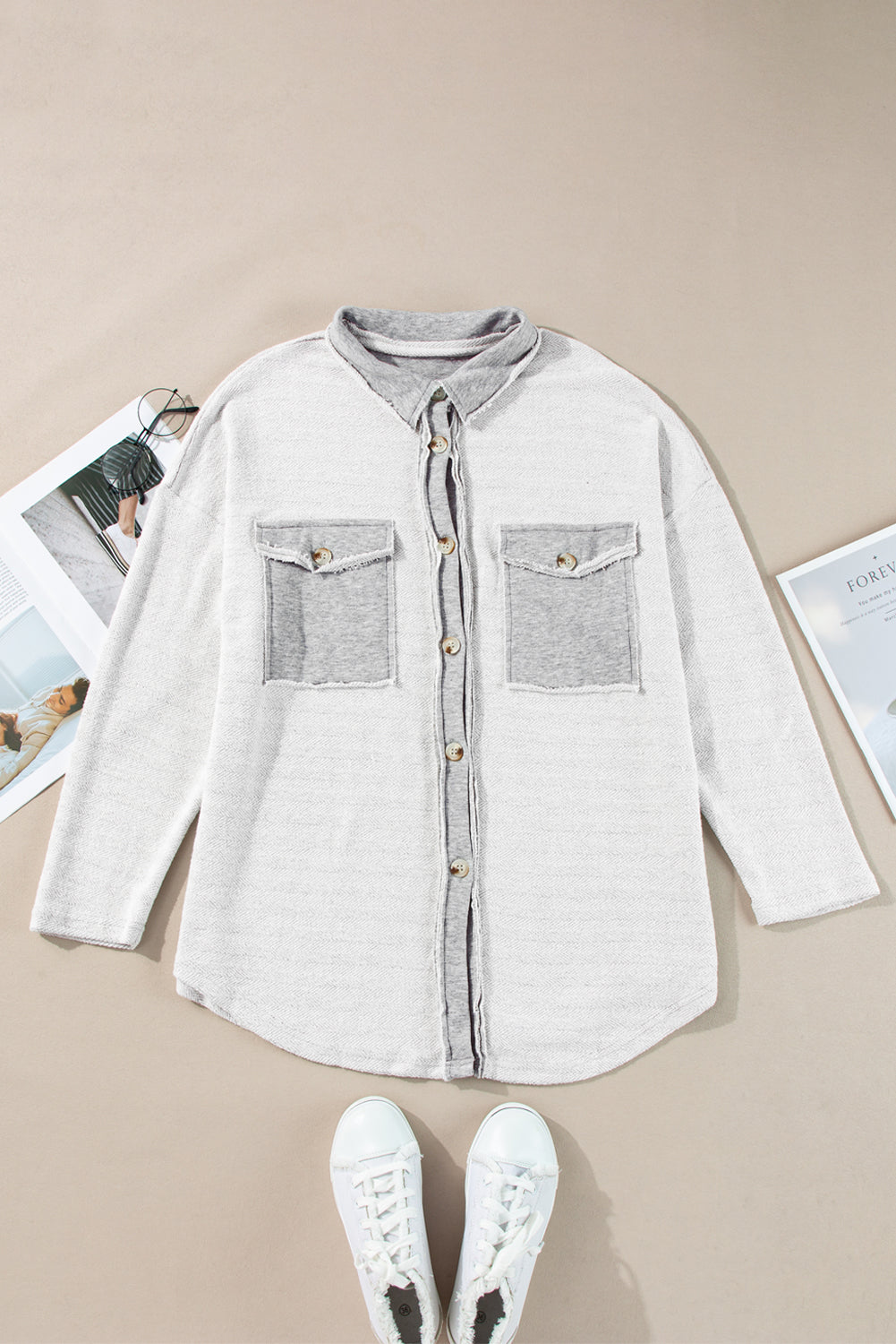 Chaqueta relajada gris con solapas y bolsillos en contraste