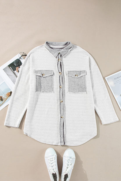 Chaqueta relajada gris con solapas y bolsillos en contraste