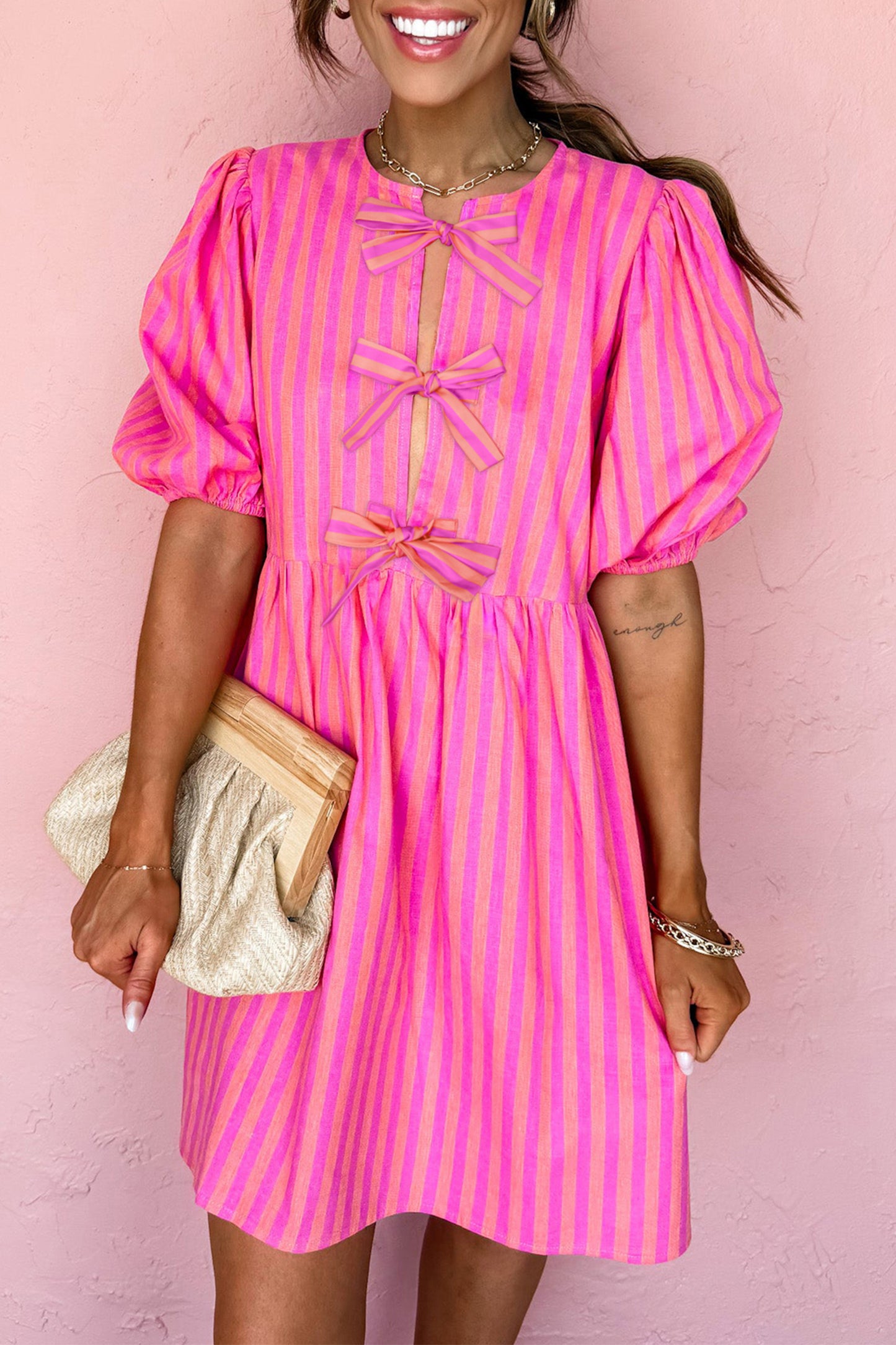 Minivestido con lazo y detalle de manga corta abullonada con estampado de rayas rosas