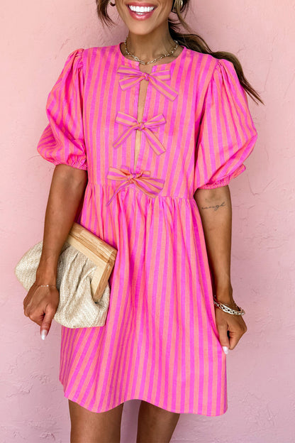 Minivestido con lazo y detalle de manga corta abullonada con estampado de rayas rosas