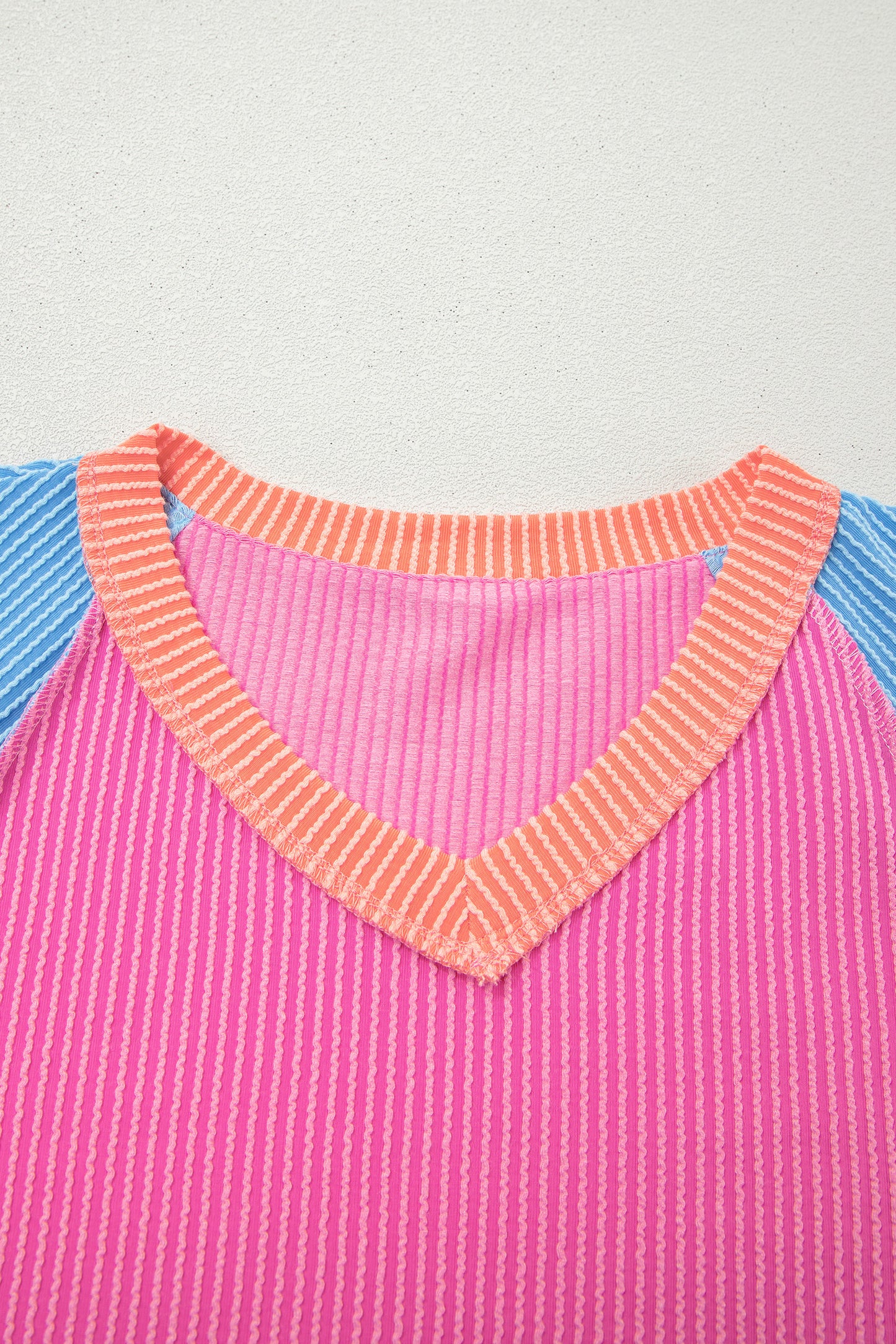 Camiseta de canalé retorcido con bloques de color rojo rosa